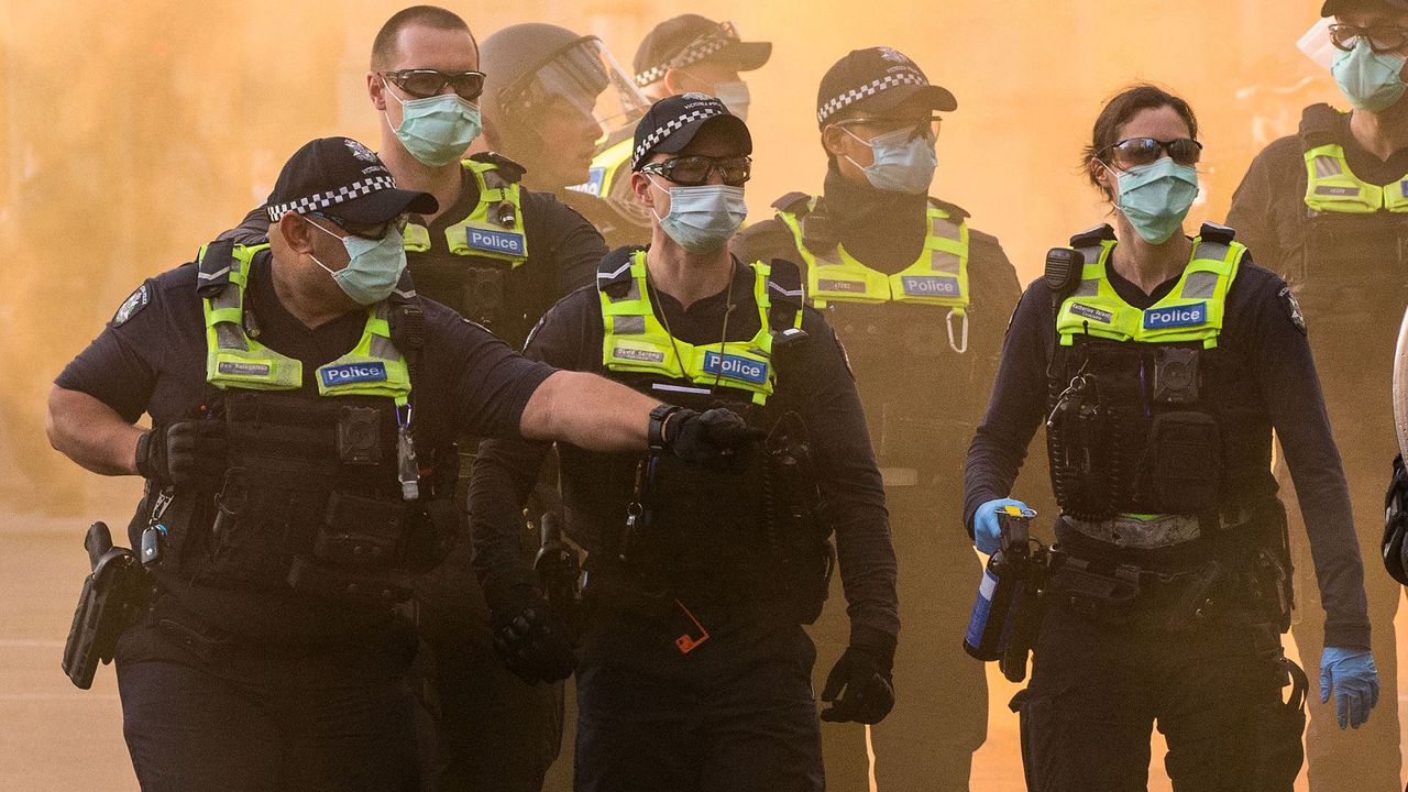 Австралийски полицаи иззеха оръжията на десетки екстремисти