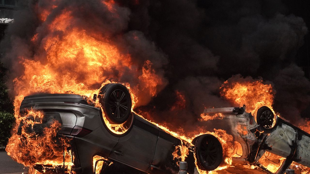 Ван пламна близо до офиса на френския премиер, чути са експлозии