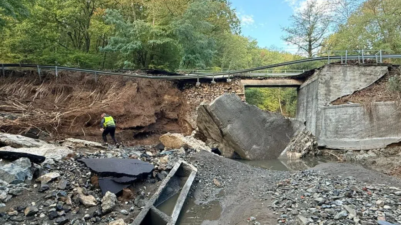 Ситуацията по направлението Царево – Малко Търново остава критична;  Достъпът до къмпинг „Арапя" е блокиран
