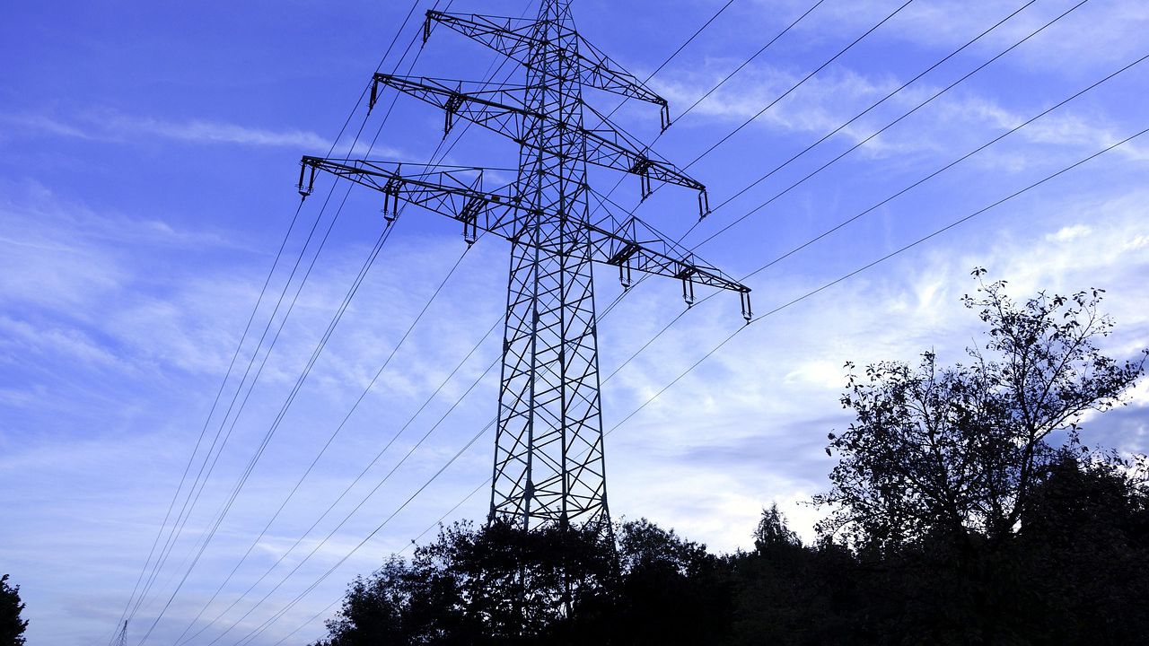 Бизнесът ще плаща утре с 14% по-евтин ток в сравнение с днес