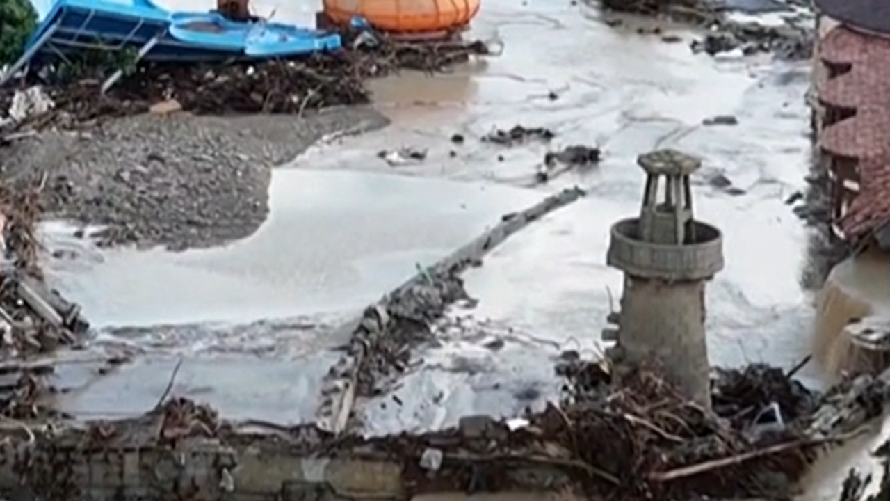 "Елените": Водопад се спуска от големи бетонни късове