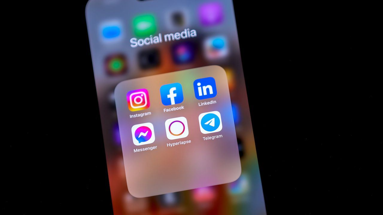 МОН инициира дискусия за ограничаване на социалните мрежи за деца