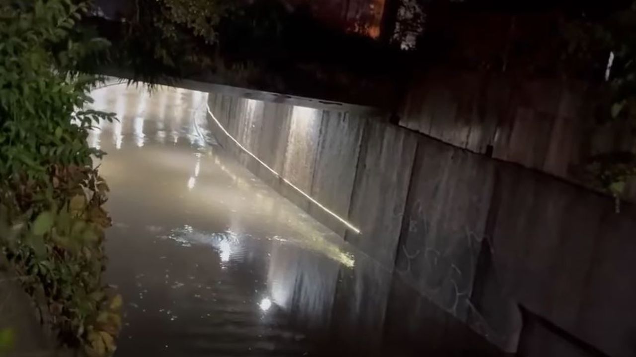 Наводниха се два подлеза във Варна, временно ги затвориха