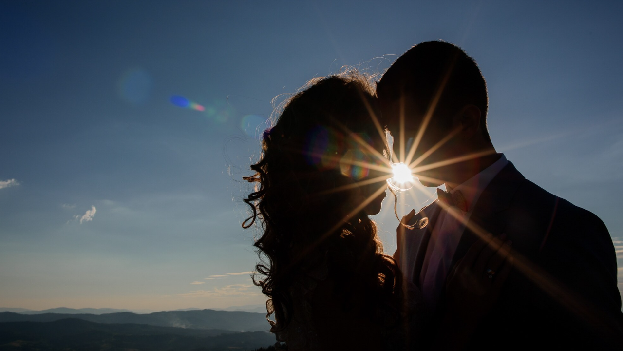 Любов, която не боли: какъв е пътят към сигурна емоционална връзка и знаете ли стила си на привързване