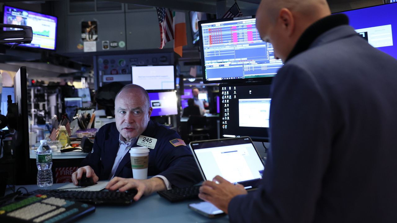 Широкообватният Индексът S&P 500 се повиши с 18,3 пункта също