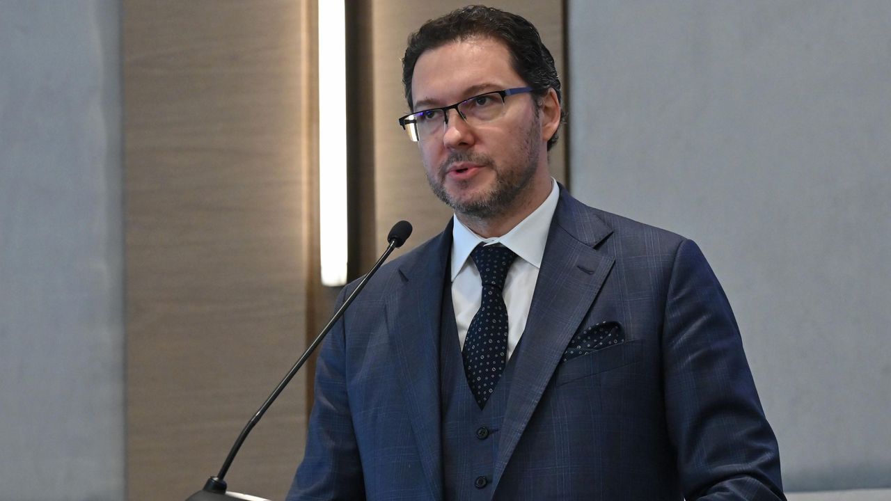 Колкото до често отправяните критики, че администрацията в МВР е