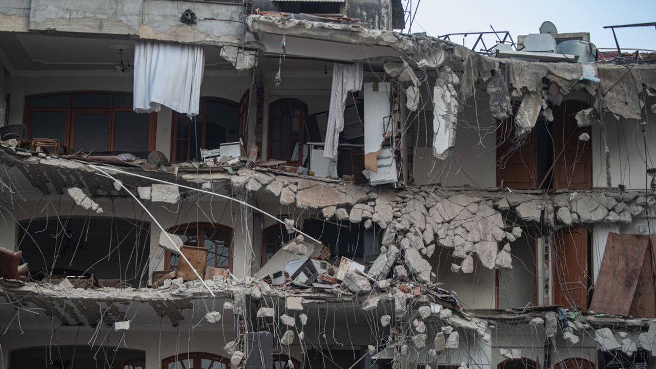 Стана ясна причината за срутването на 7-етажна сграда в турския град Гебзе