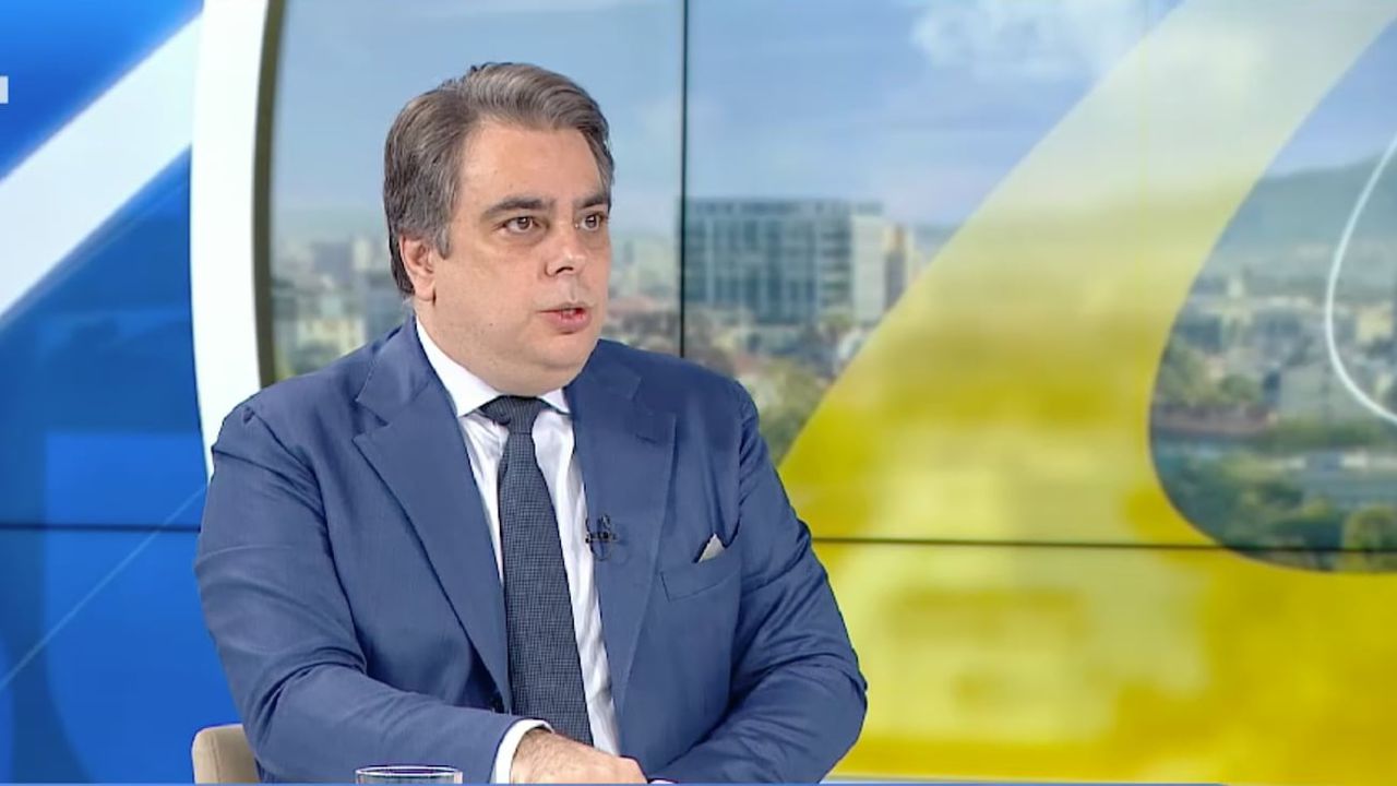 Асен Василев: Притеснително е, че "Гънвор" се оттегля от сделката за "Лукойл"