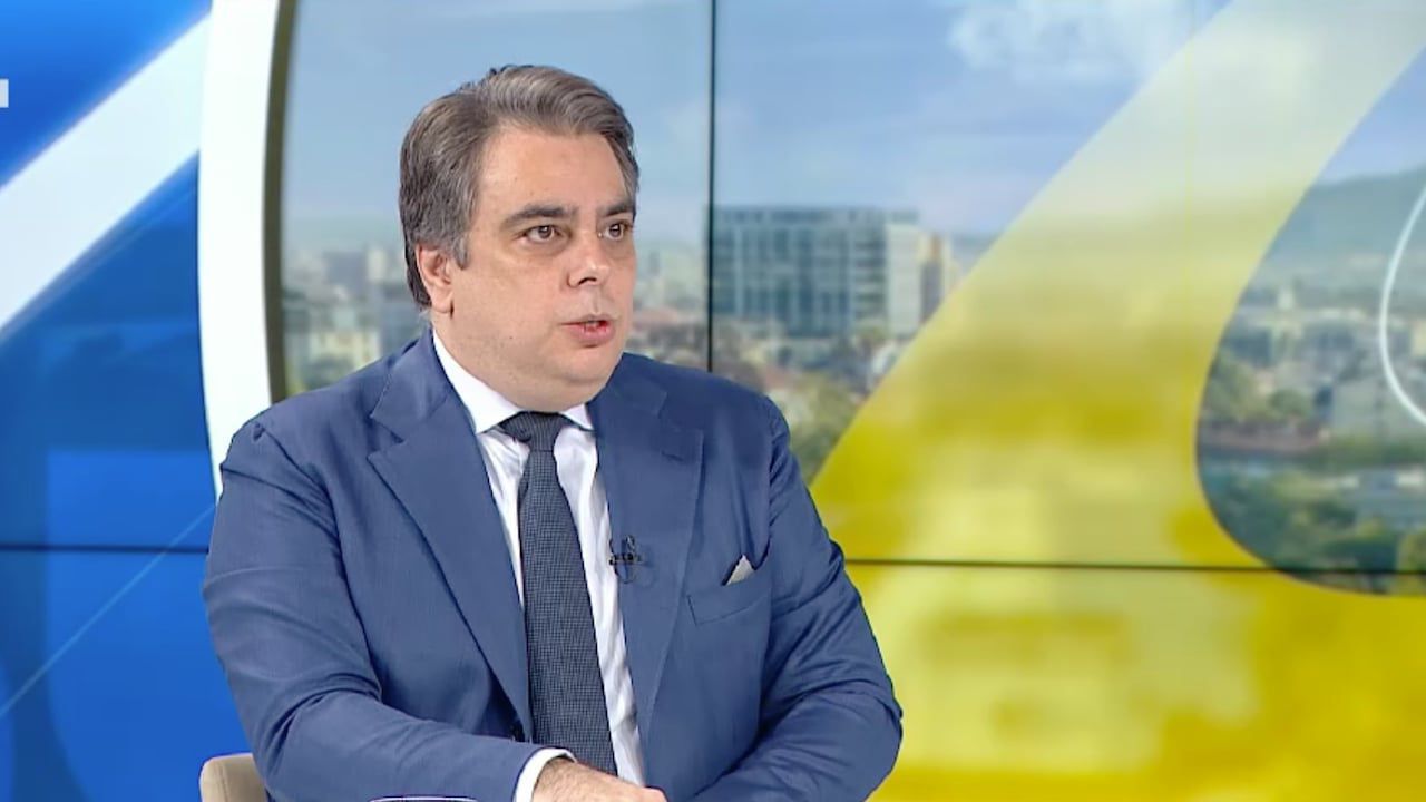 Асен Василев: Притеснително е, че "Гънвор" се оттегля от сделката за "Лукойл"