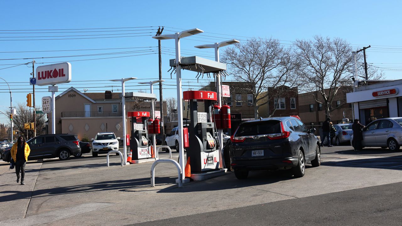 Финландските бензиностанции на "Лукойл" закъсаха за гориво