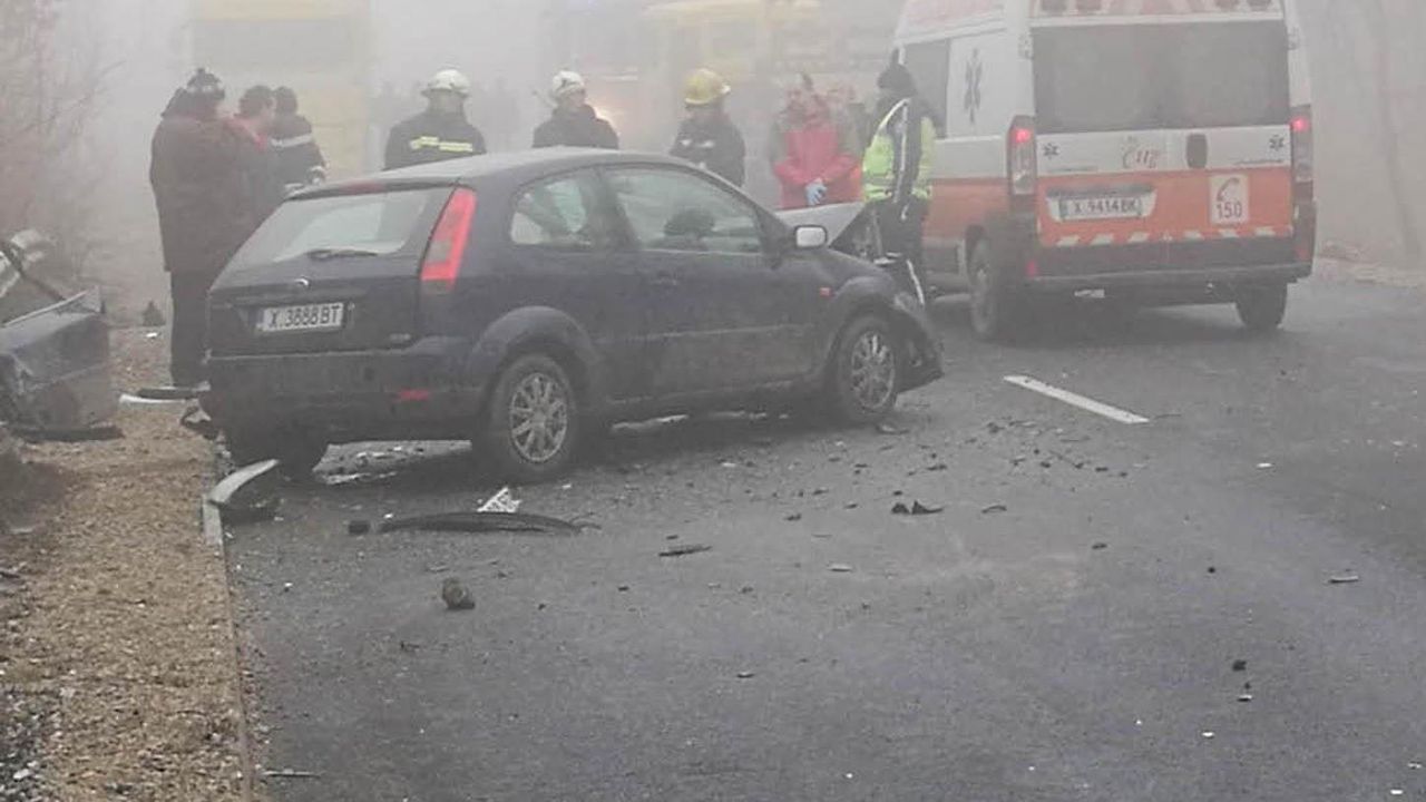 Сигнал за инцидента е подаден около 15,30 часа.Трафикът се осъществява