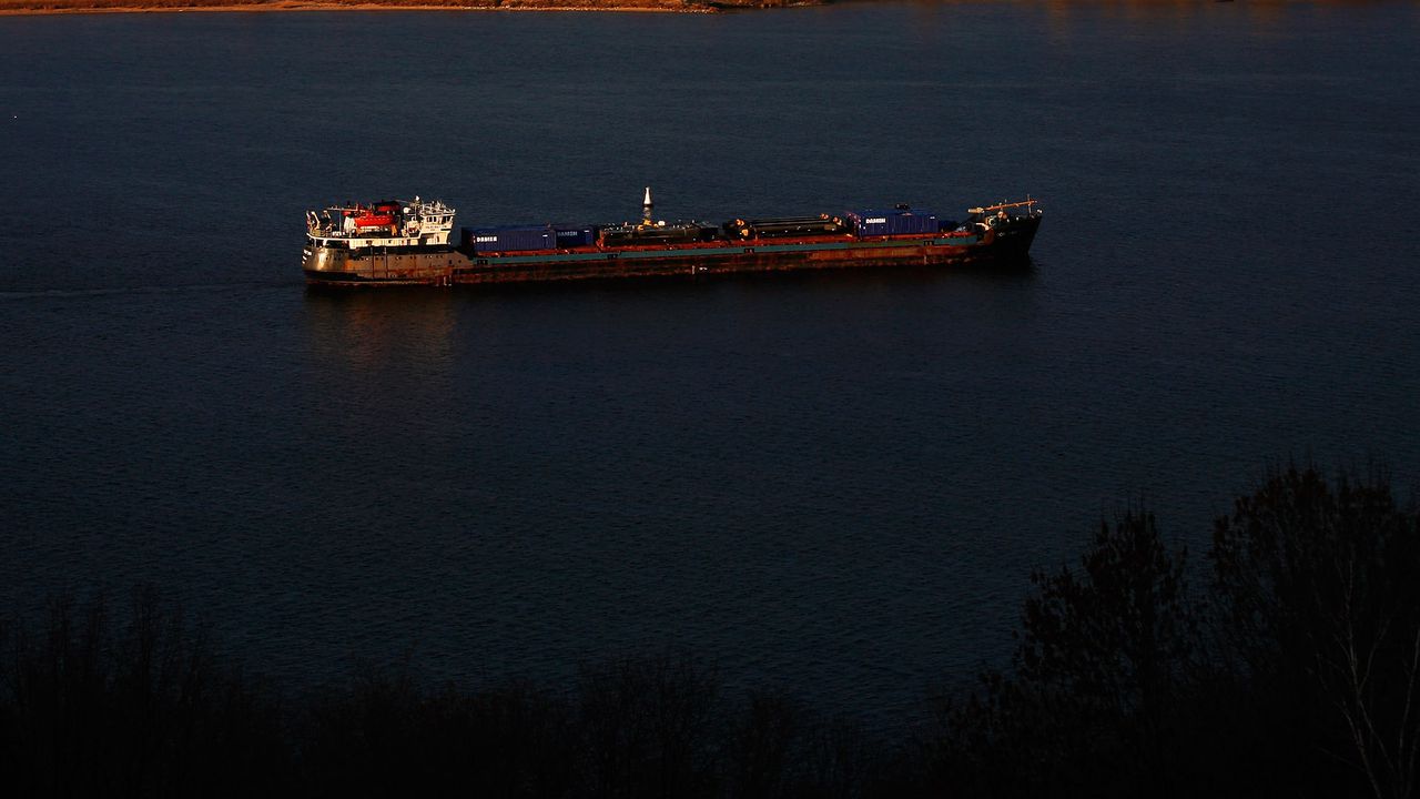 “Корабът е закотвен стабилно и не представлява заплаха за българското