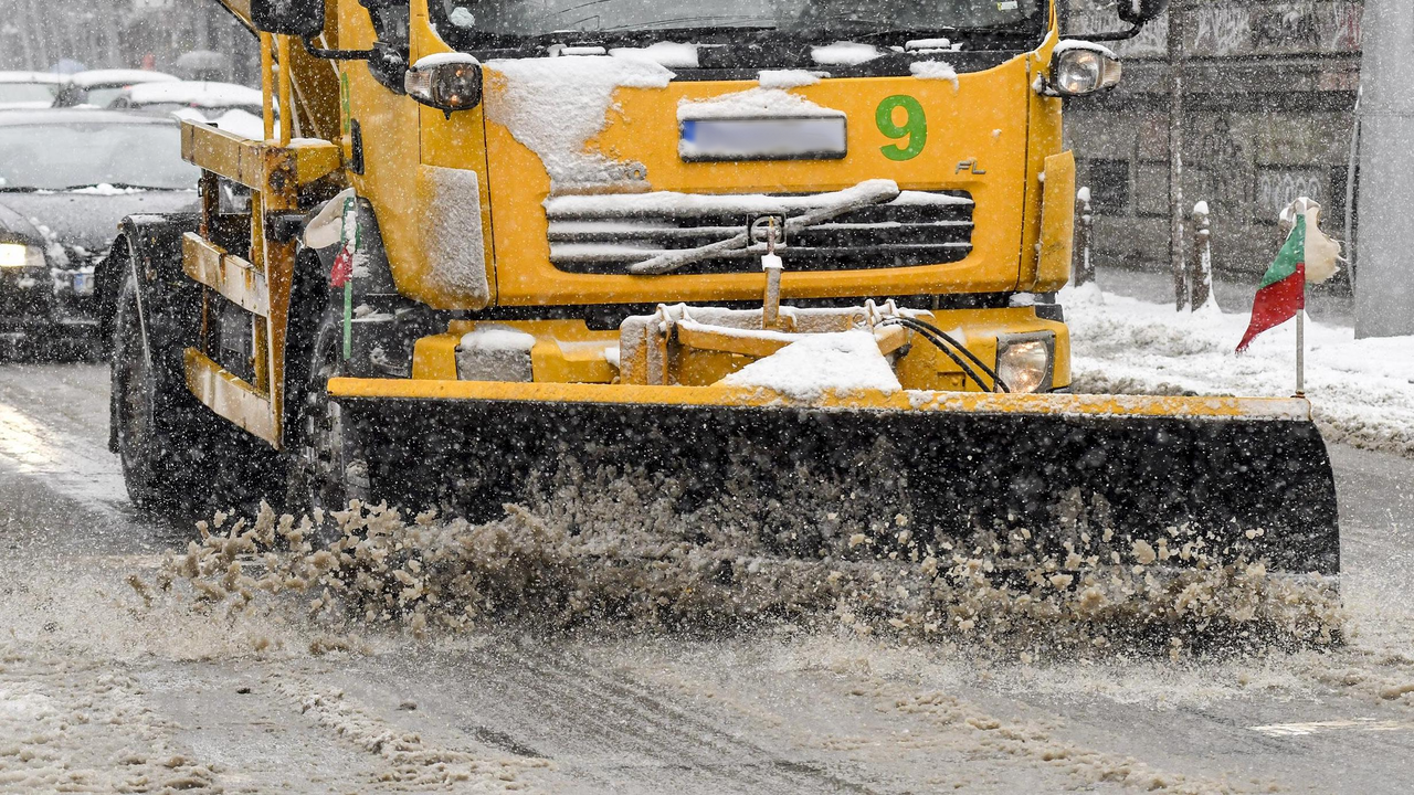 Продължава дейността по разчистването на основните пътища в столицата след