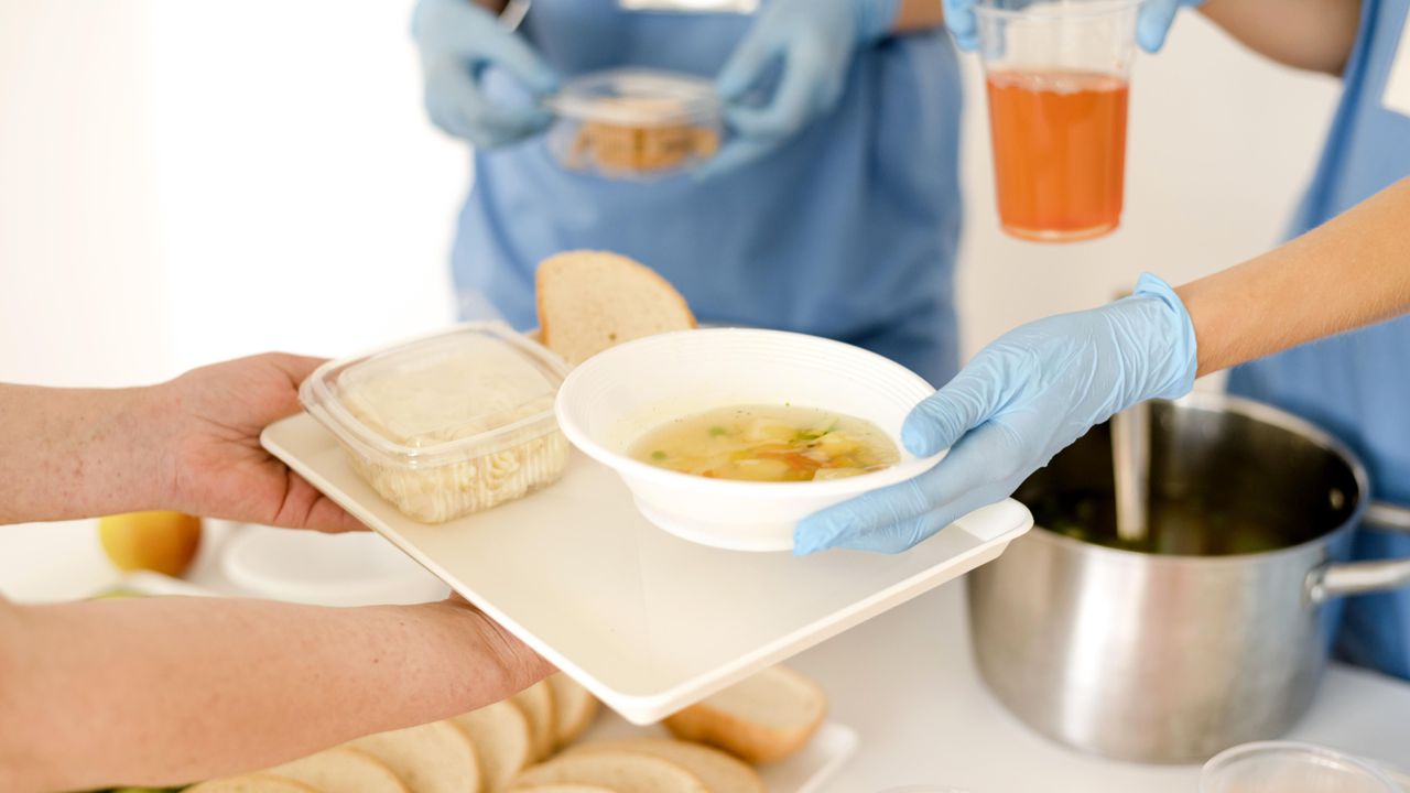 Проверките на място се извършват със съдействието на служители от