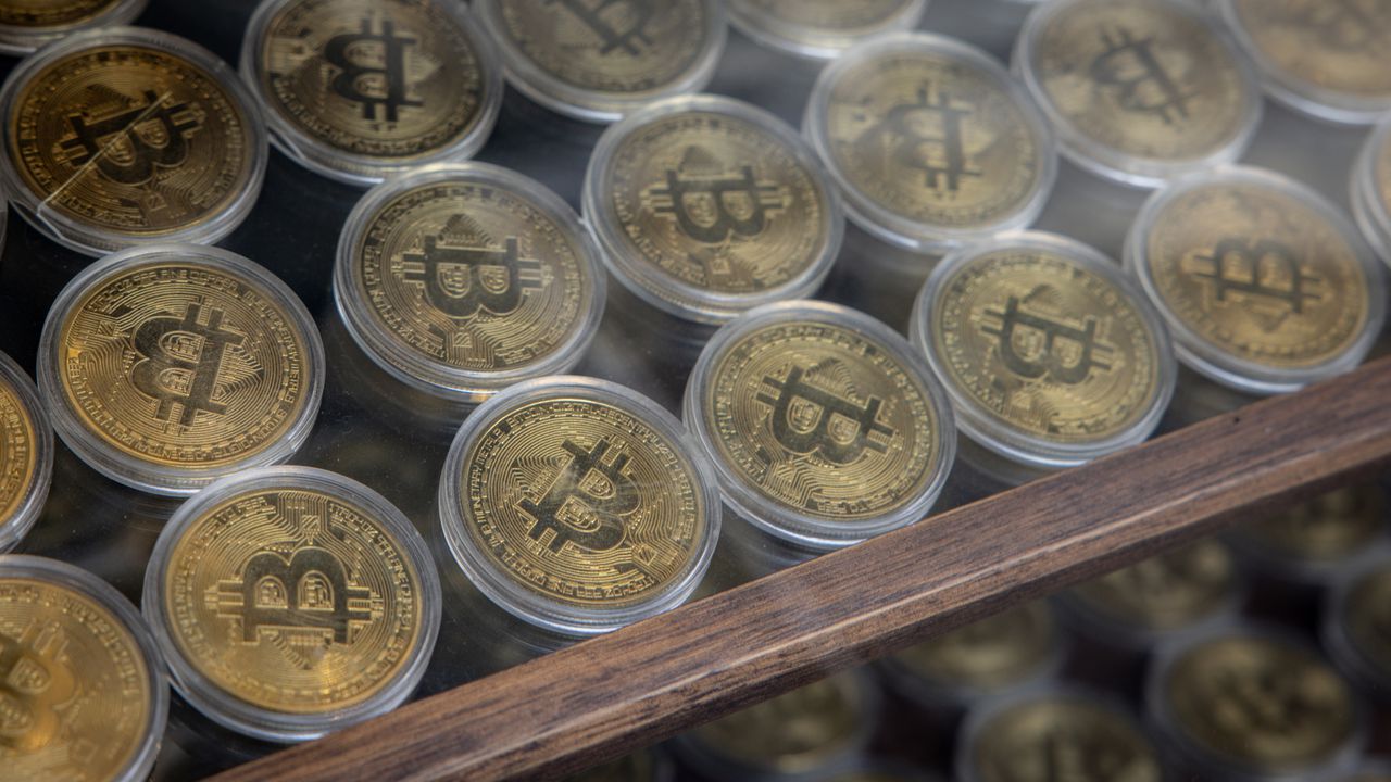 Биткойнът премина прага от 100 000 долара за първи път от февруари