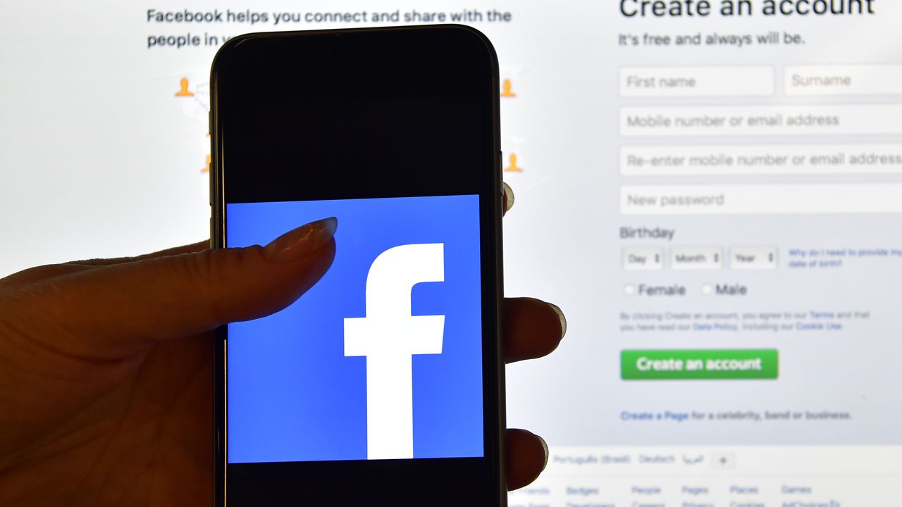 "Капитализъм на наблюдението": как Facebook манипулира млади момичета, за да им предлага реклами за разкрасяване?