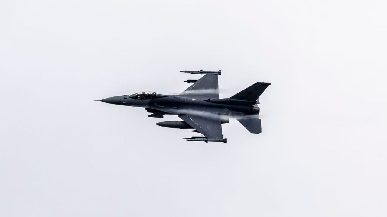 Слави Василев: Учудва ме, че Борисов подхваща темата за F-16, защото е много уязвим