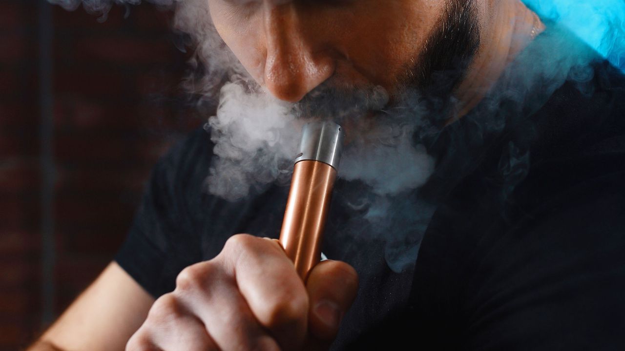 Двама мъже са задържани с ампули за вейпове, съдържащи наркотици