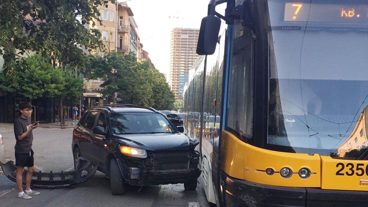 Джип се удари в трамвай по линия №7 на столичния