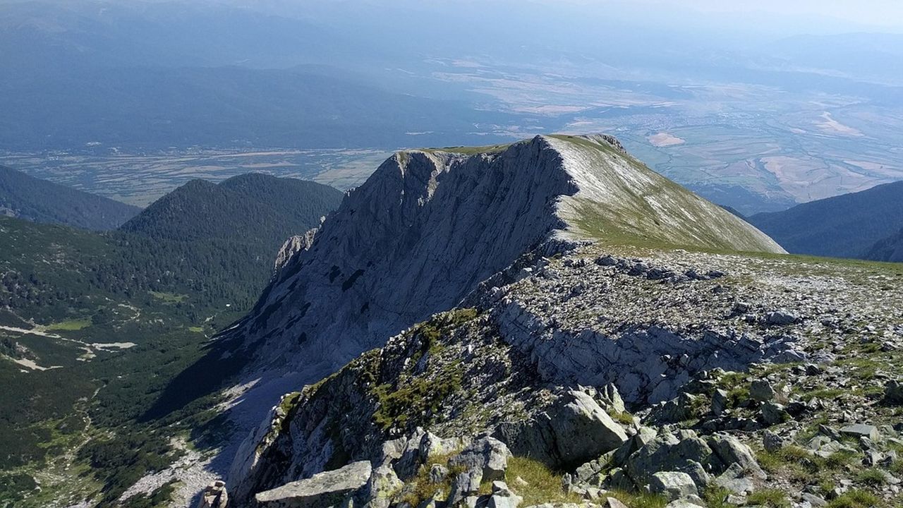 В планините е облачно, на места духа слаб вятър