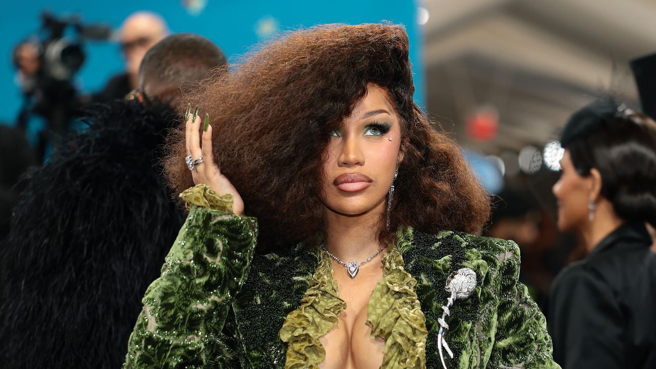 Cardi B пренесе черната магия на Седмицата на модата в Париж: шокира всички с жив гарван