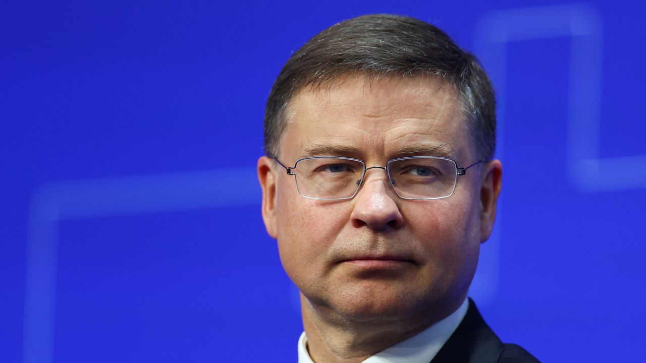 Валдис Домбровскис: Еврозоната е по-силна с присъединяването на България