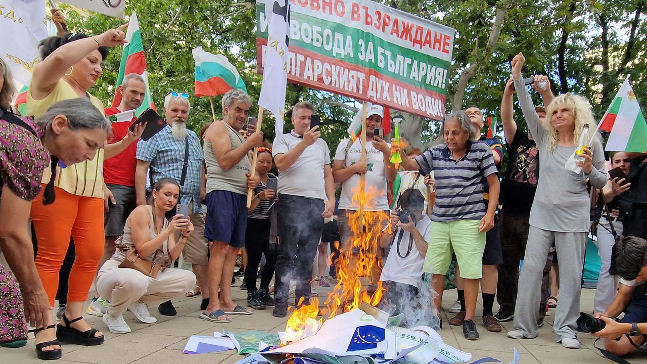 Протестиращи горят евро в центъра на София, Костадинов обяви: Еврозоната е капан без изход