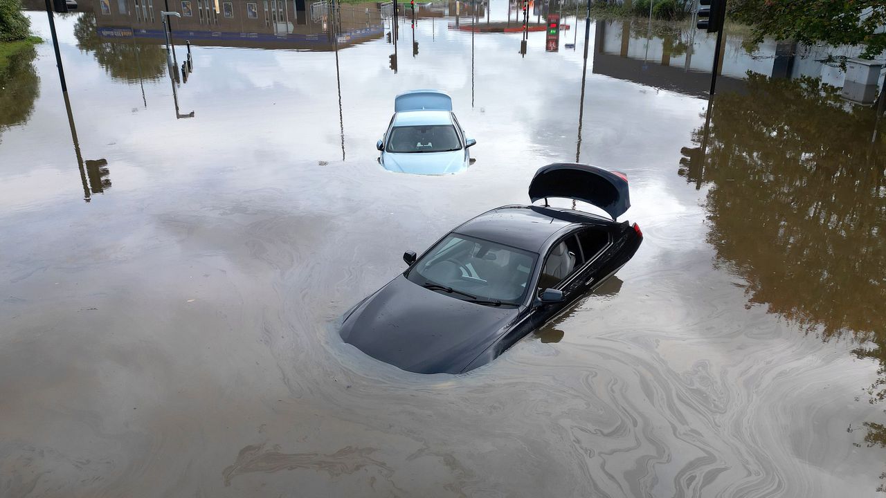Близо 30 души загинаха при проливни валежи в Мексико