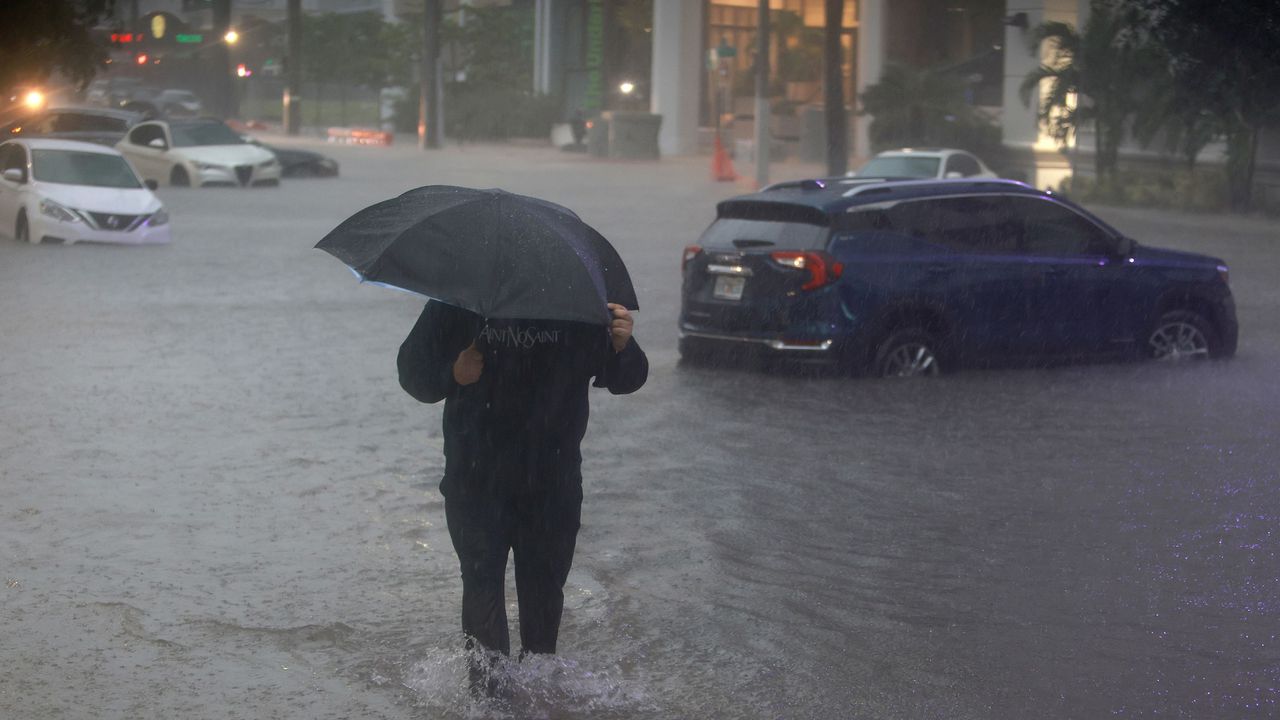 Проливен дъжд, придружен с градушка и силен вятър удари вчера