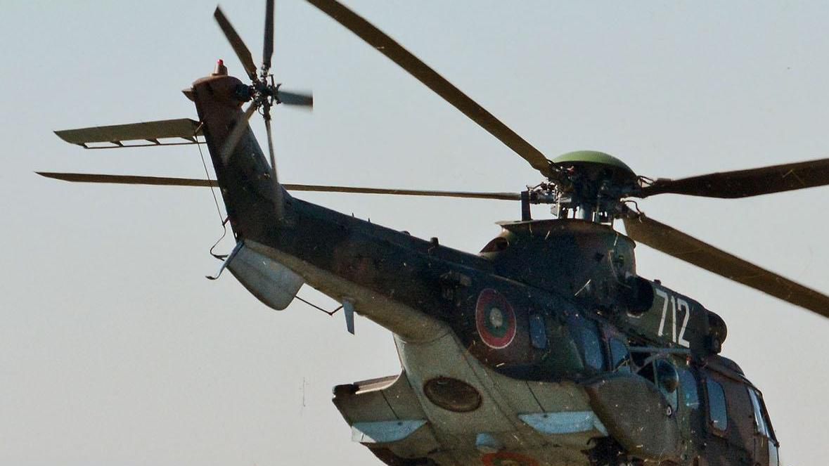 Военен хеликоптер „Кугър“ се включи в гасенето на пожара в Сакар планина