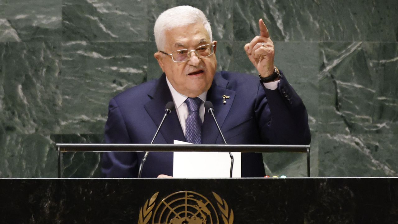 Палестинският президент Махмуд Абас (на снимката) осъди всички форми на