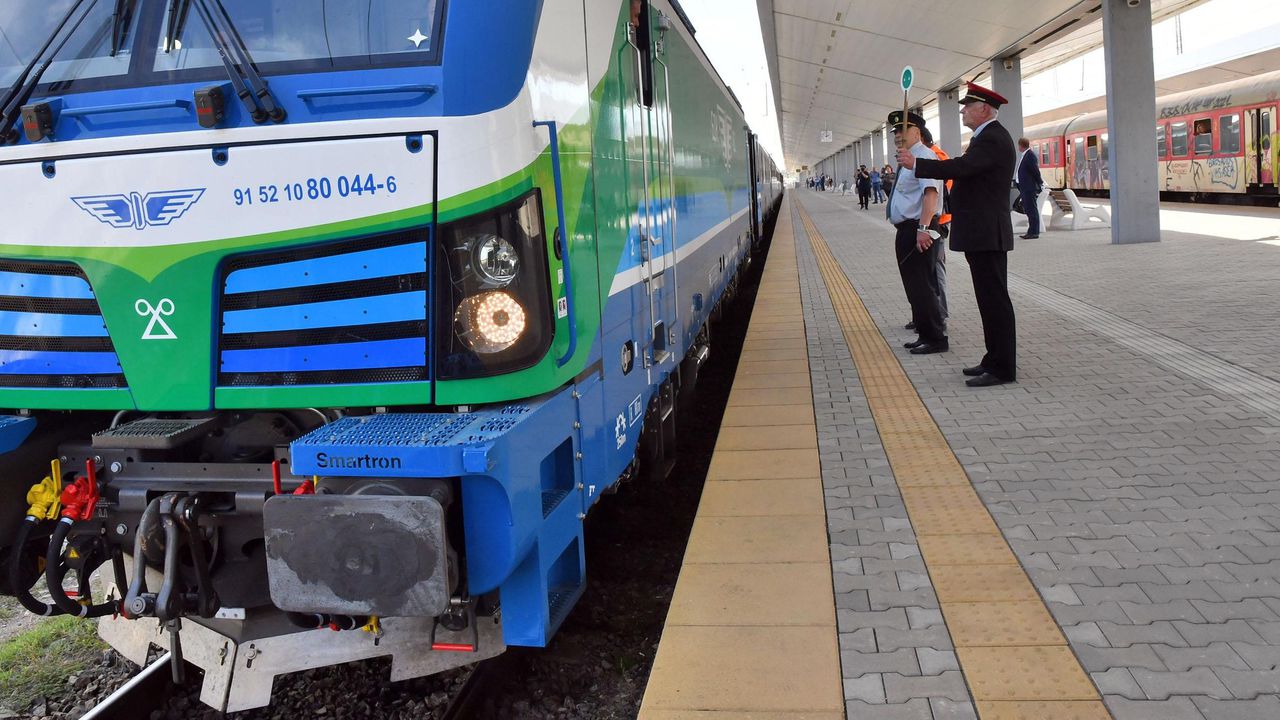 Бързият влак Пловдив - София спря насред полето заради накъдрени релси