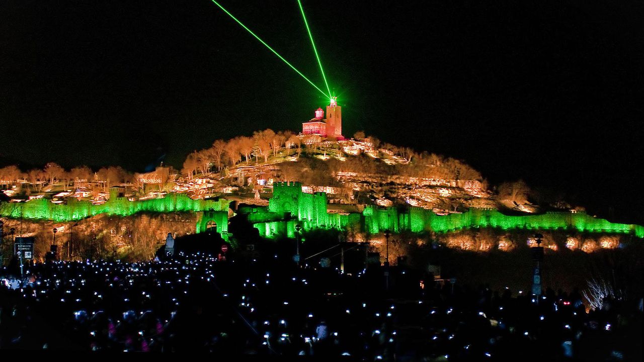 Огромна скала падна от крепостта Царевец и удари такси