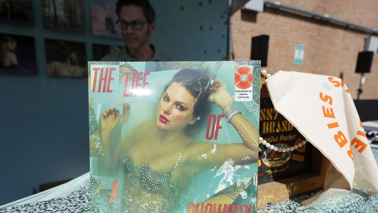 Рекордните 2,7 милиона копия от новия албум на Тейлър Суифт бяха продадени на първия ден от излизането му