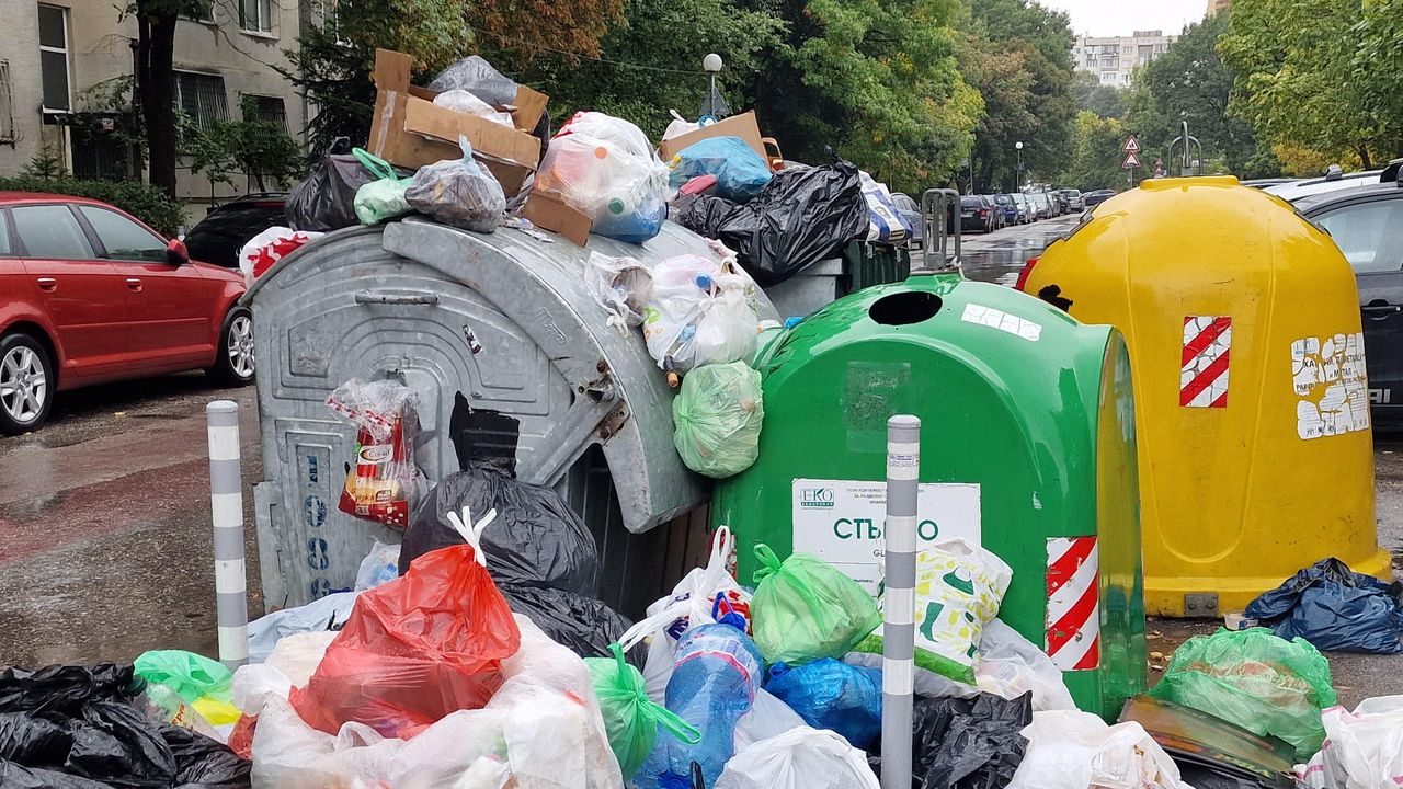 Затворници ще чистят боклуците в София