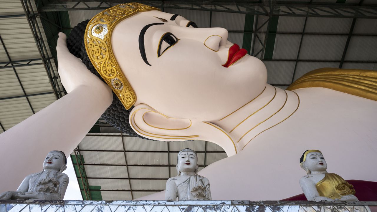 Бомбена атака с парапланер уби най-малко 24 души по време на будистки фестивал в Мианмар