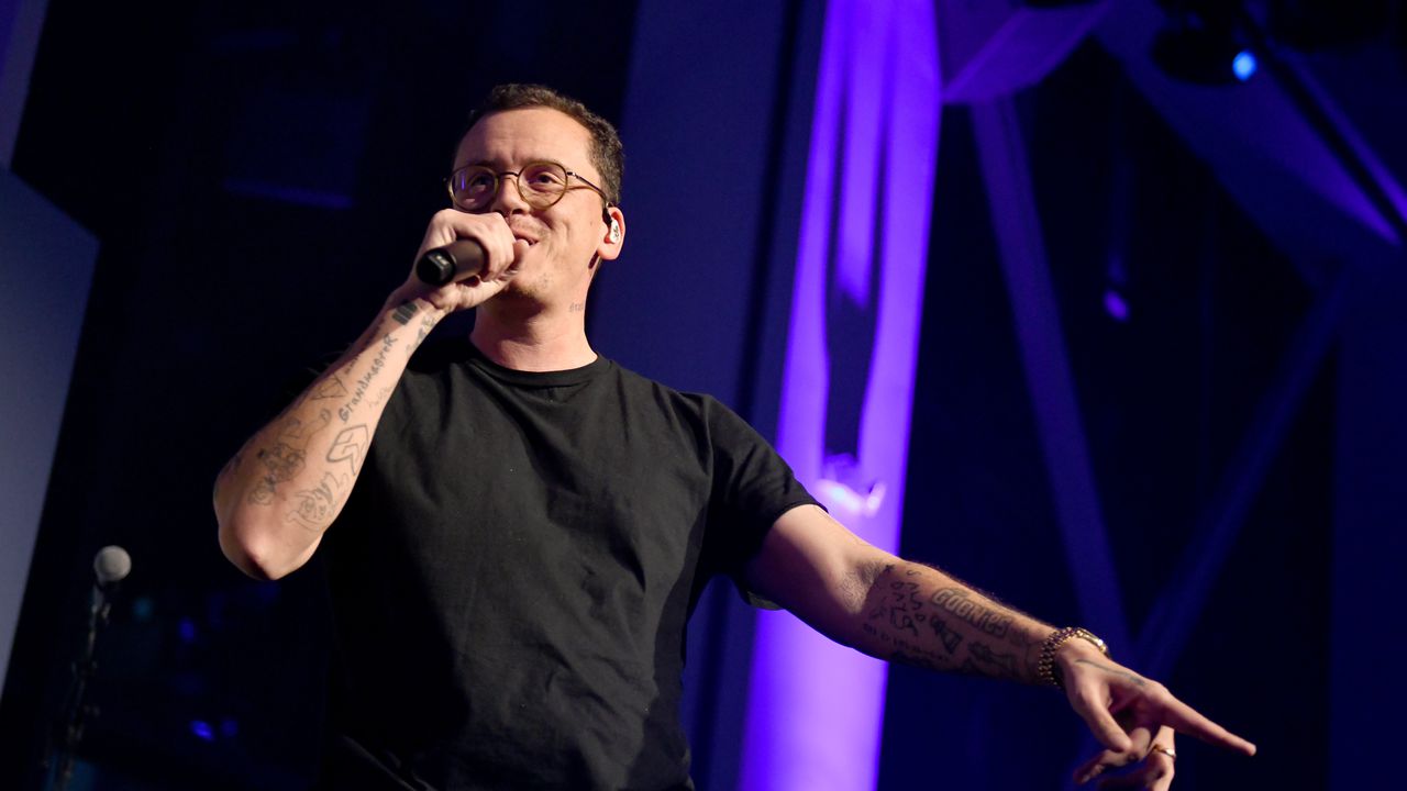 Logic се вбеси и прекъсна свой концерт, за да нахока фен, зяпнал в телефона си