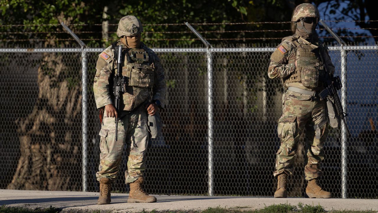 Хаос по улиците на Чикаго: Националната гвардия на Тръмп „откри лов“ на хора
