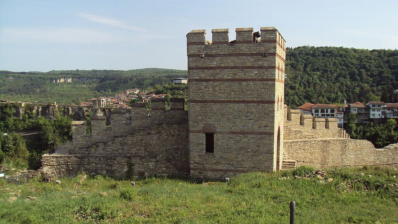 Паднали камъни от крепостта "Трапезица" затвориха пътя Велико Търново-Горна Оряховица