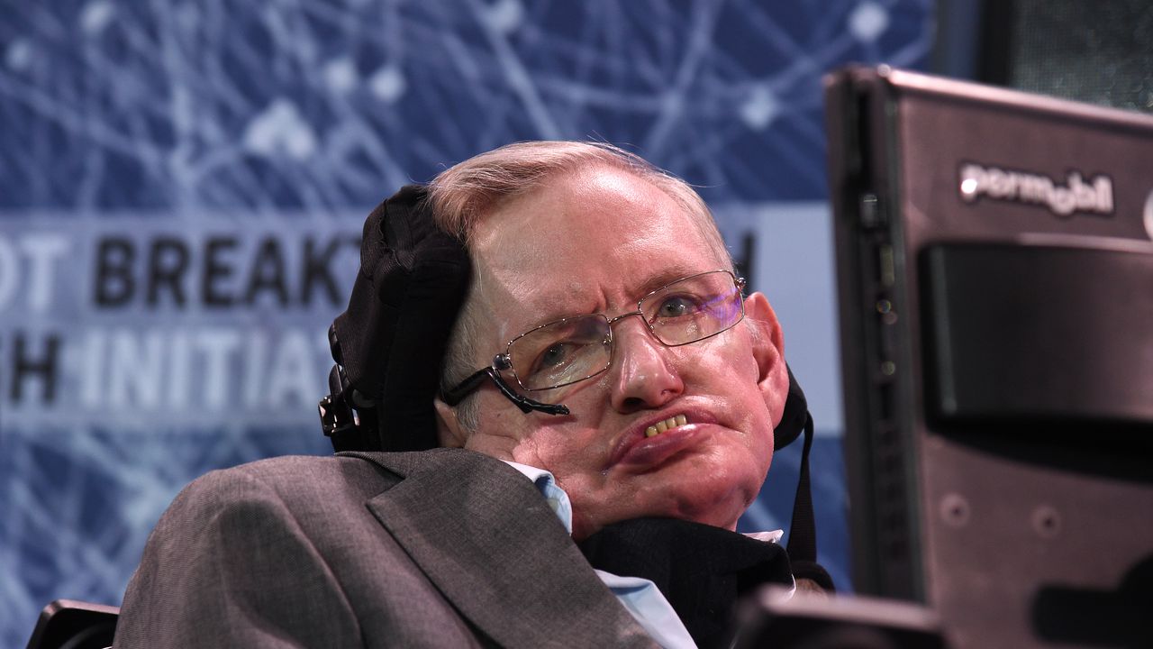 Видеа с пребиващия се Стивън Хокинг наводниха мрежата