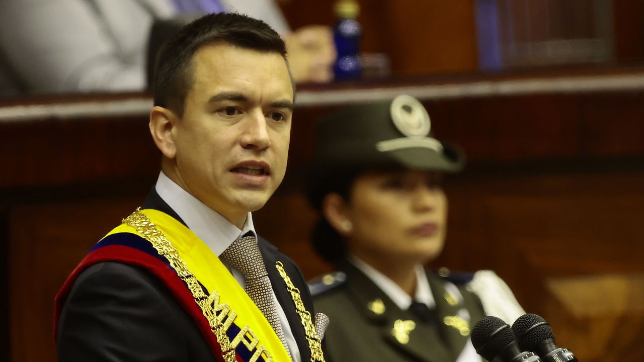 Президентът на Еквадор е невредим след нападение срещу кортежа му