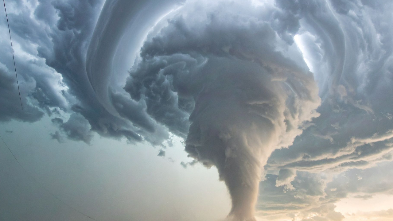 Най-малко шестима души загинаха и над 400 бяха ранени при преминаването на мощно торнадо в Парана