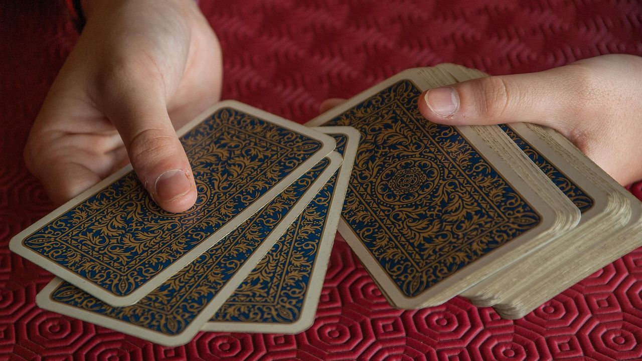 Чаши – емоции, интуиция, чувства; Кралица Чаши насочва вниманието ни