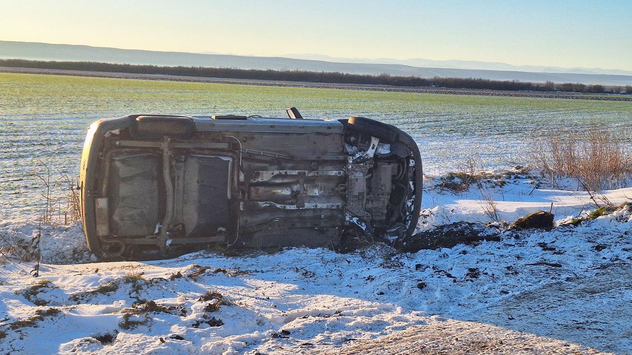 Лек автомобил е излязъл от пътното платно и се е