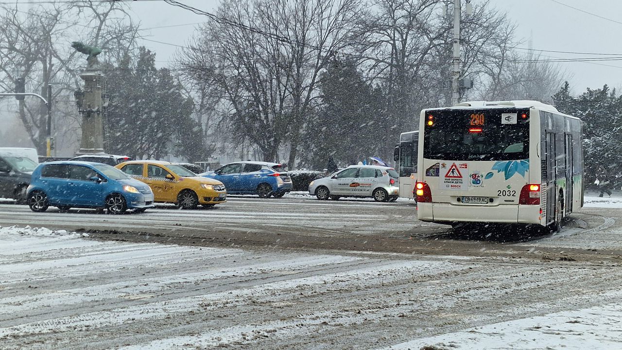 Пътната обстановка в София е нормална, а движението се извършва