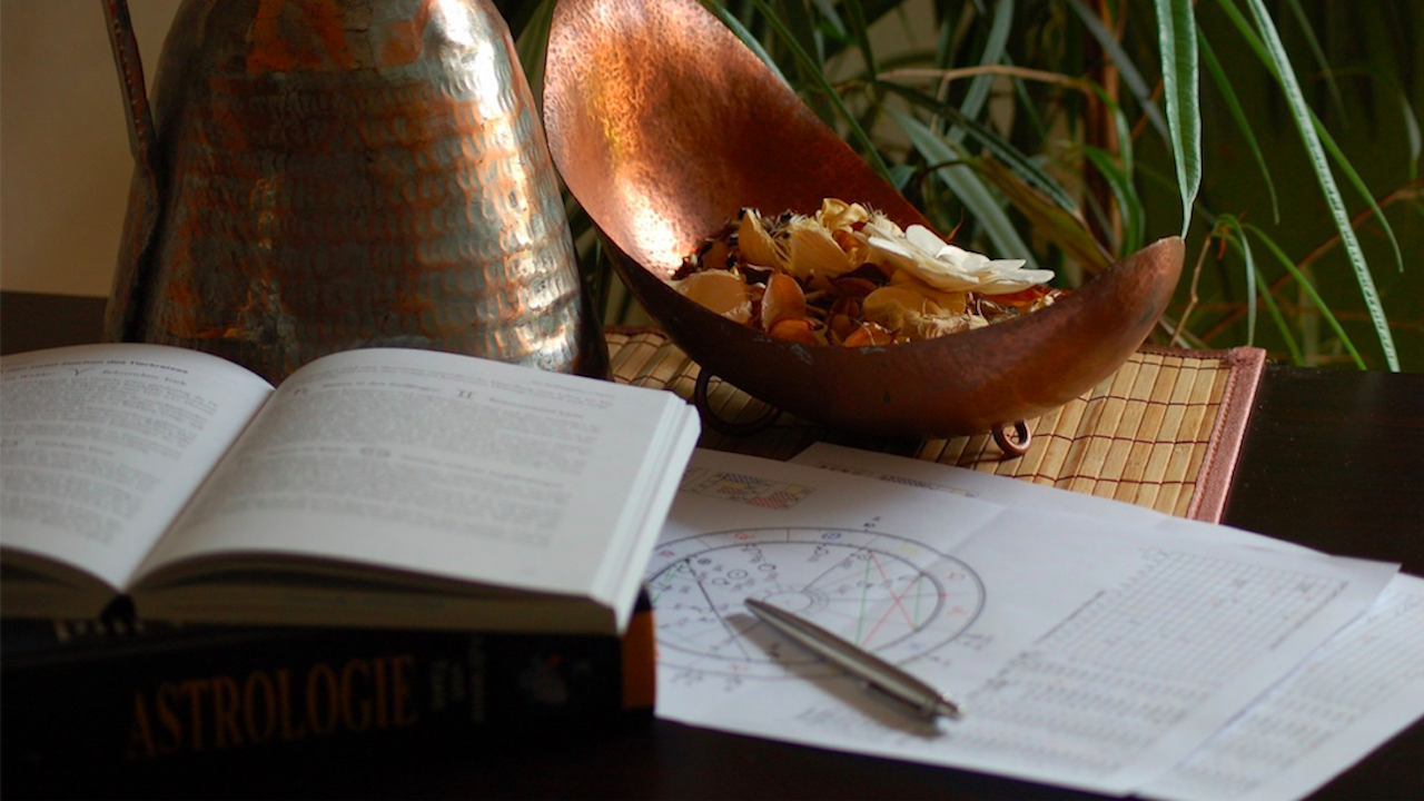 Луната e в знак Скорпион до 09:23ч на 10 февруари.Лунен