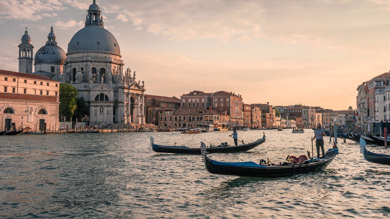 Осем души бяха ранени при сблъсък на няколко плавателни съда