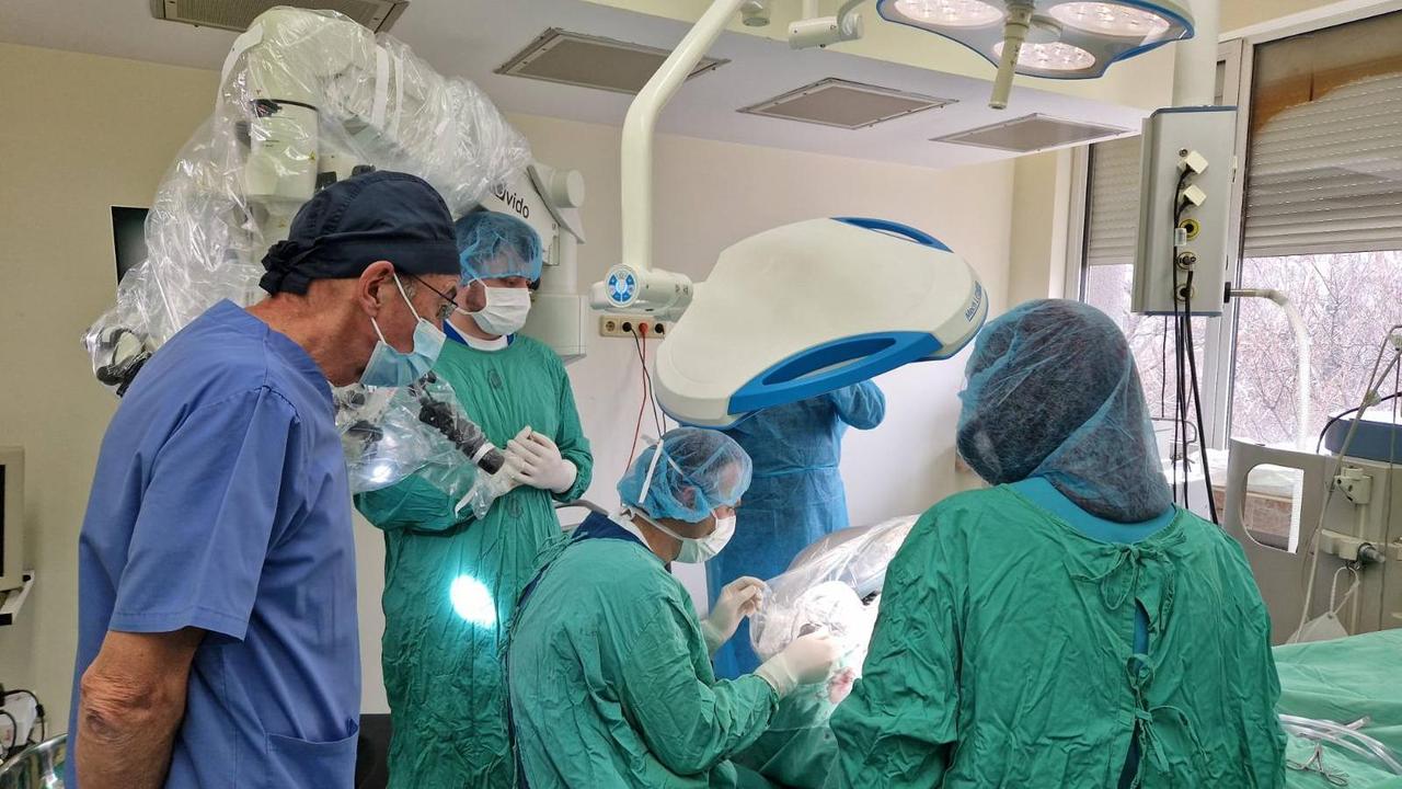 Операциите бяха осъществени от два екипа. Начело на първия бе