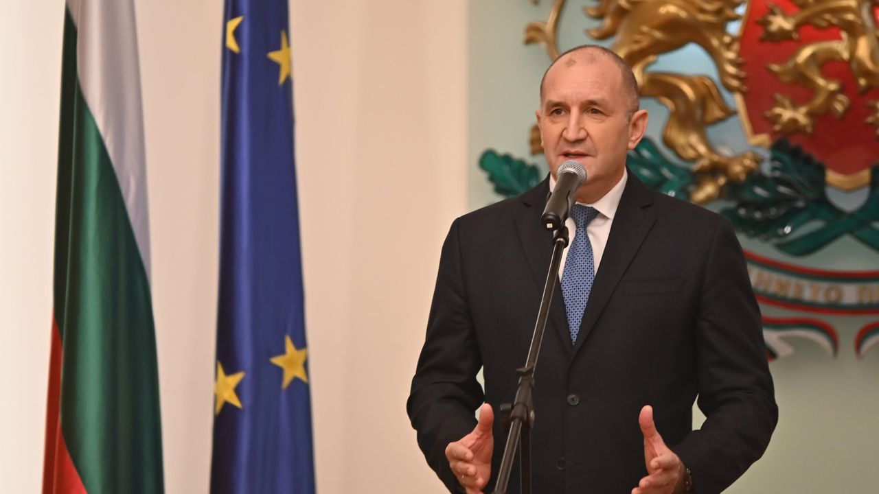 Политици с реакции след предложението на Радев за референдум за еврото