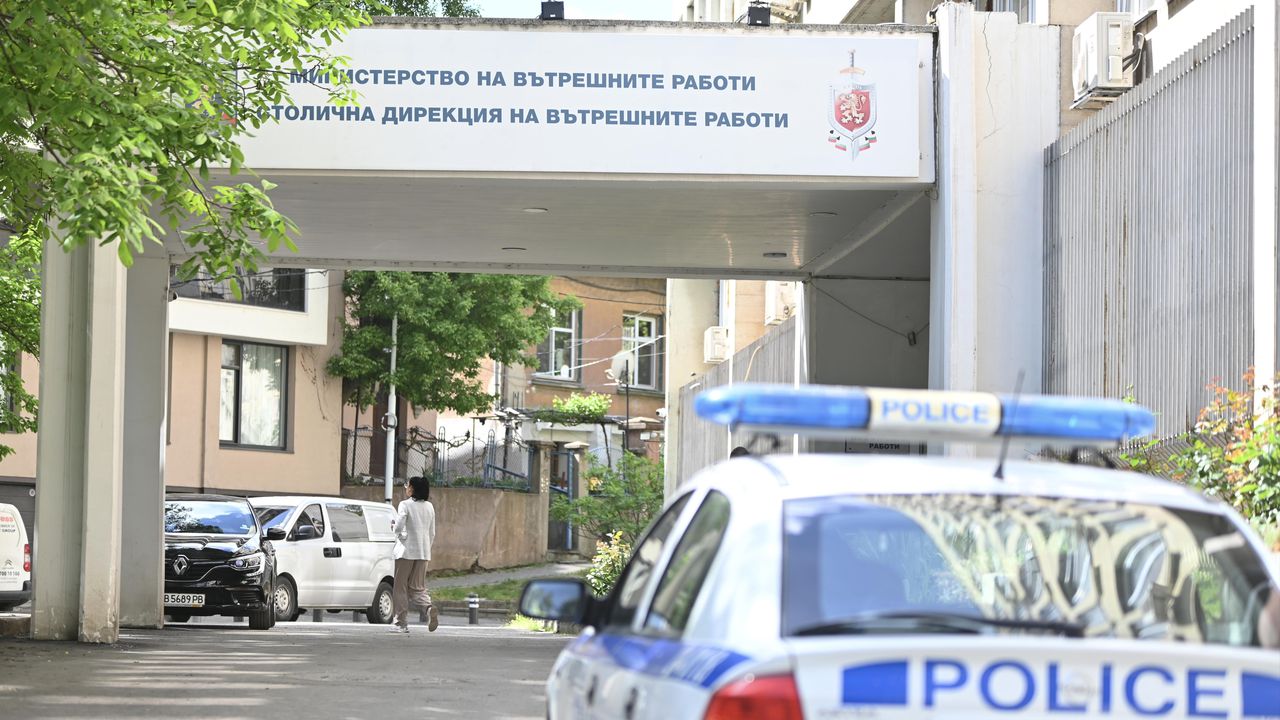 Не се изключва политически мотив при заливането с червена боя на Министерството на културата